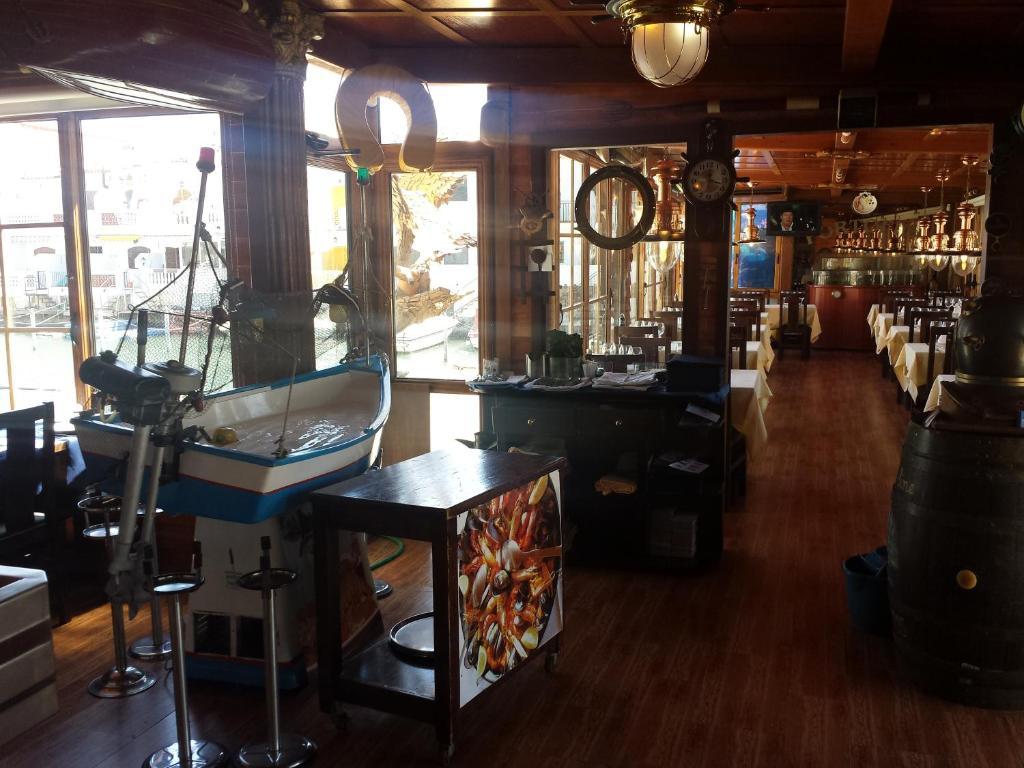 Hotel Portofino Empuriabrava Bagian luar foto